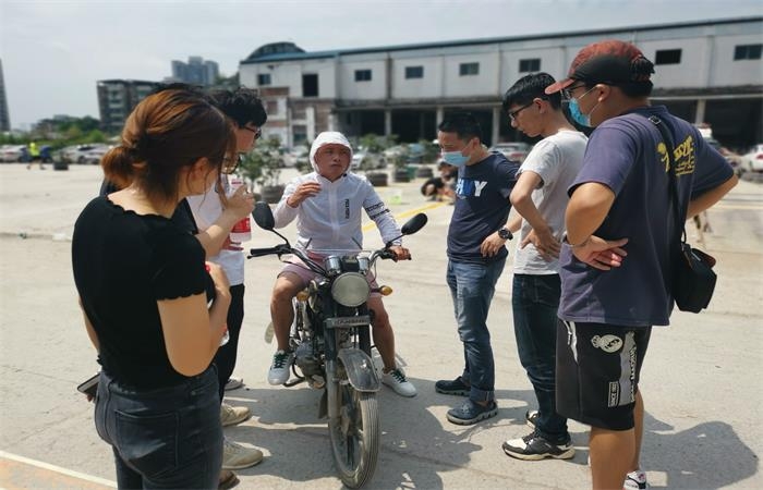 摩托車(chē)考試中